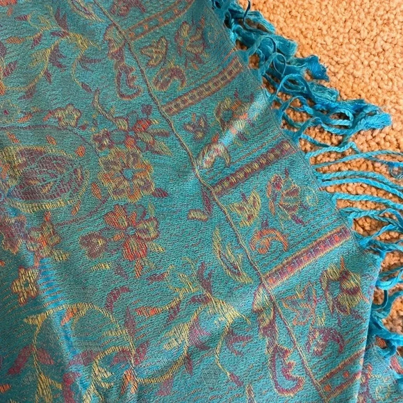 NWOT Blue Paisley Soft Fringed Scarf / Shawl - Picture 3 of 6